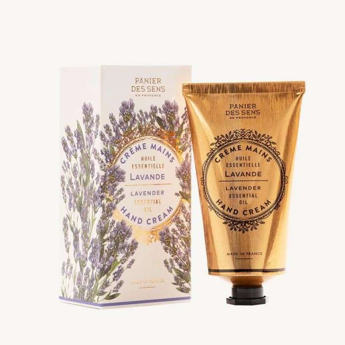 panier-des-sens-panier-des-sens-creme-mains-huile-essentielle-lavande-75-ml-mains.jpg PANIER DES SENS CREME MAINS HUILE ESSENTIELLE LAVANDE 75 ML – Image 1